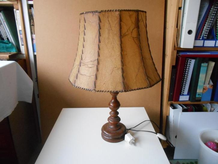 Schemerlamp, donkerbruin houten voet, lampenkap varkensleer, Huis en Inrichting, Lampen | Lampenkappen, Gebruikt, 50 cm of meer