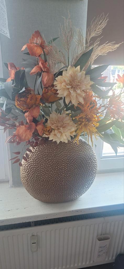 Goudkleurige vaas met kunstbloemen van Pronto Wonen, Huis en Inrichting, Woonaccessoires | Vazen, Zo goed als nieuw, Overige kleuren
