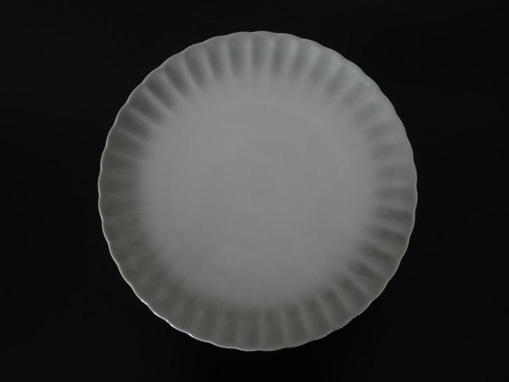 Groot porseleinen bord/serveerbord/onderbord met schulprand, Huis en Inrichting, Keuken | Servies, Nieuw, Porselein, Ophalen of Verzenden