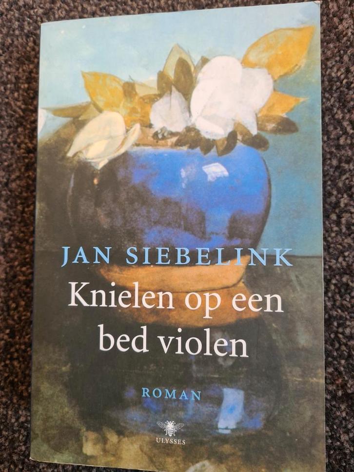 Jan Siebelink - Knielen op een bed violen, Boeken, Literatuur, Zo goed als nieuw, Ophalen of Verzenden