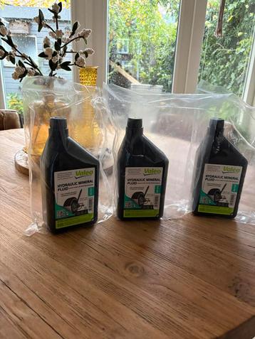 3 Flessen Valeo Hydraulische Olie beschikbaar voor biedingen