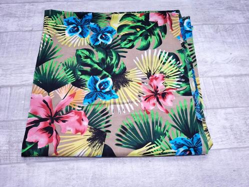 dunne gladde satijnachtig stofje jungle bloemen print, Hobby en Vrije tijd, Stoffen en Lappen, Gebruikt, Polyester, 120 cm of meer