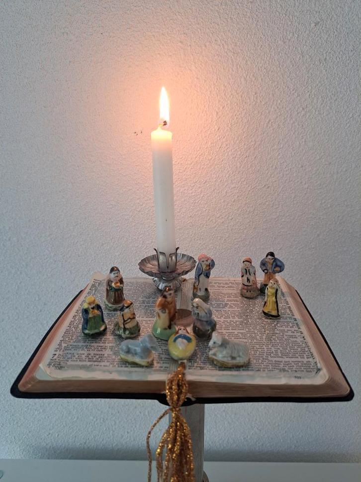 Franse fèves antiek Kerststal op bijbel 12 dlg porselein, Antiek en Kunst, Curiosa en Brocante, Verzenden