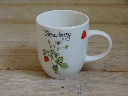 1x Mok, Strawberry, zo goed als nieuw, Huis en Inrichting, Keuken | Servies, Zo goed als nieuw, Kop(pen) en/of Schotel(s), Overige stijlen