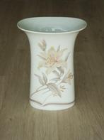 vaas mooie vintage ovaal beschilderd porselein Kaiser W Germ, Antiek en Kunst, Antiek | Vazen, Ophalen of Verzenden