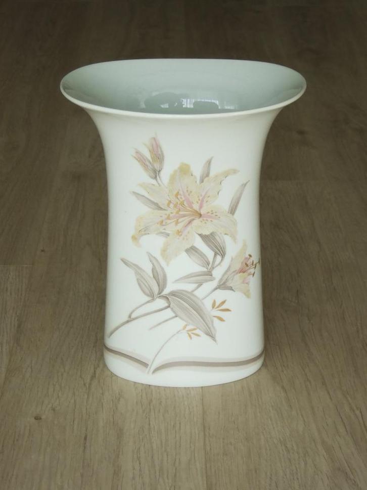 vaas mooie vintage ovaal beschilderd porselein Kaiser W Germ, Antiek en Kunst, Antiek | Vazen, Ophalen of Verzenden