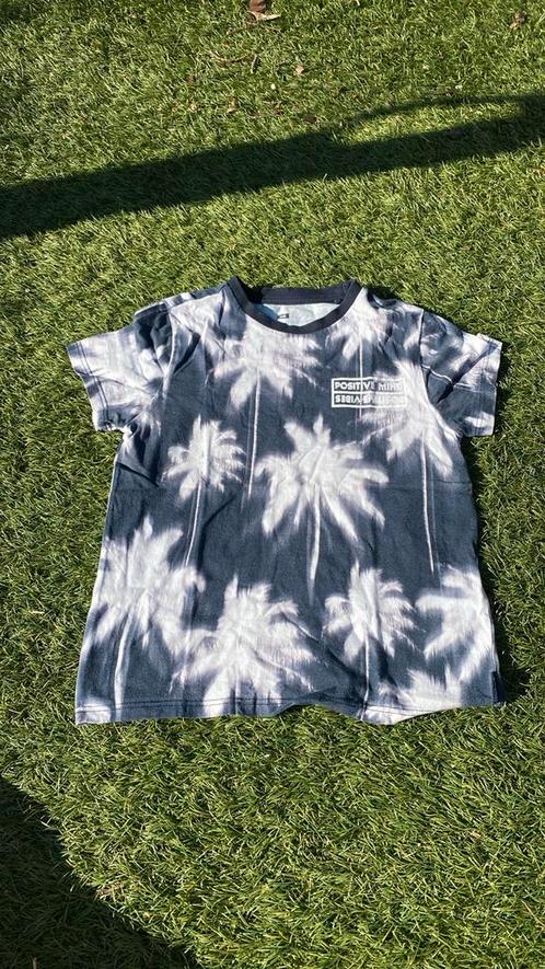 Wit met donker blauw T-shirt maat 122/128, Kinderen en Baby's, Kinderkleding | Maat 122, Zo goed als nieuw, Jongen, Shirt of Longsleeve