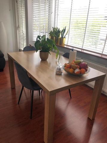 Eettafel in goede staat (160x90) beschikbaar voor biedingen