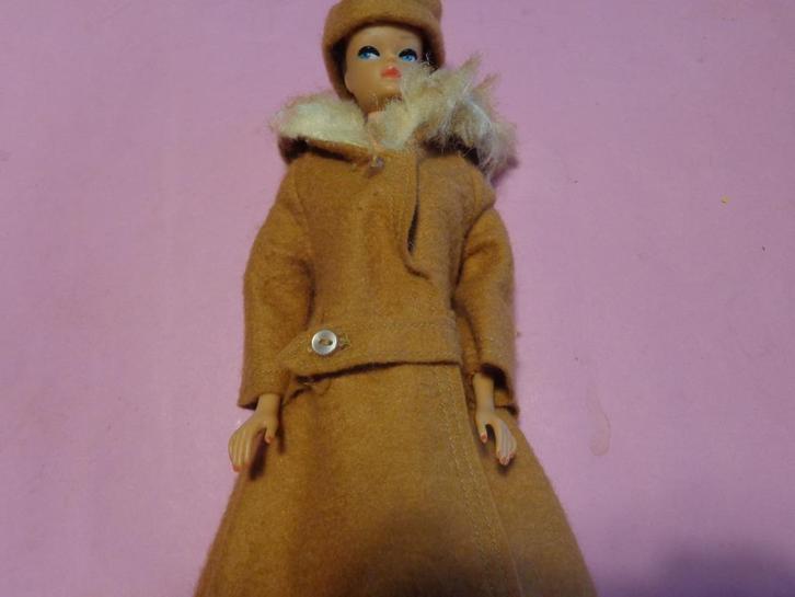 Barbie vintage It's cold outside camel kleurig, Verzamelen, Poppen, Gebruikt, Kleertjes, Ophalen of Verzenden