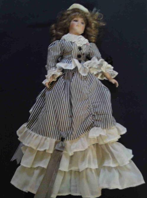 Fraaie pop. Porcelein en stof ! Speelt muziek !, Verzamelen, Poppen, Zo goed als nieuw, Fashion Doll, Levensecht of Reborn, Ophalen