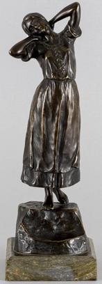 ==F. Kucharzyk 1880-1930== staand meisje==bronzen beeld==, Antiek en Kunst, Ophalen of Verzenden, Brons