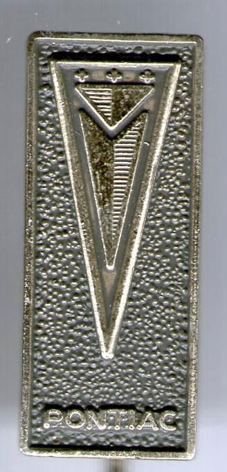 PONTIAC zilverkleurig auto speldje ( C_158 ), Verzamelen, Speldjes, Pins en Buttons, Zo goed als nieuw, Speldje of Pin, Transport