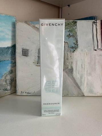 Givenchy lotion beschikbaar voor biedingen
