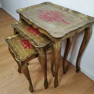 Vintage Florentijnse houten nesting tafeltjes bijzettafeltje beschikbaar voor biedingen
