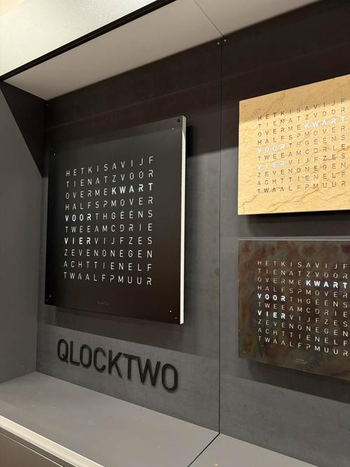 Nieuw Qlocktwo Large Black Pepper 90x90 Woord Klok, Huis en Inrichting, Woonaccessoires | Klokken, Nieuw, Ophalen of Verzenden