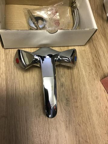 Wastafel kraan voor koud en warm water. Nieuw. beschikbaar voor biedingen