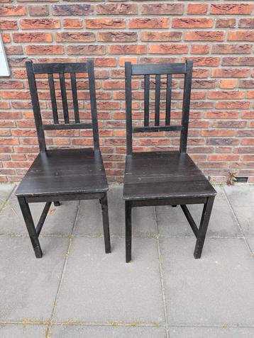 2 zwarte stoelen beschikbaar voor biedingen