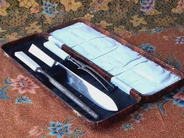 Oud driedelig silverplate vleesbestek uit Engeland in etui. beschikbaar voor biedingen