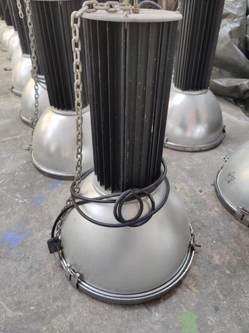 20 grote fabriekslampen beschikbaar voor biedingen