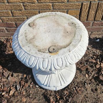 Betonnen sokkel. beschikbaar voor biedingen
