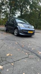 Peugeot 107 1.0 12V 3DR 2009 Grijs, Auto's, Peugeot, Voorwielaandrijving, Stof, 4 stoelen, 68 pk
