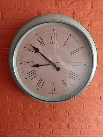 Mooie zacht groene wandklok beschikbaar voor biedingen