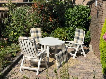 tuinset bestaande uit 3 stoelen, 4 kussens, 2 tafels beschikbaar voor biedingen