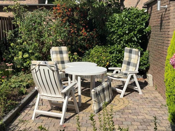 tuinset bestaande uit 3 stoelen, 4 kussens, 2 tafels, Tuin en Terras, Tuinsets en Loungesets, Gebruikt, Tuinset, Kunststof, 3 zitplaatsen