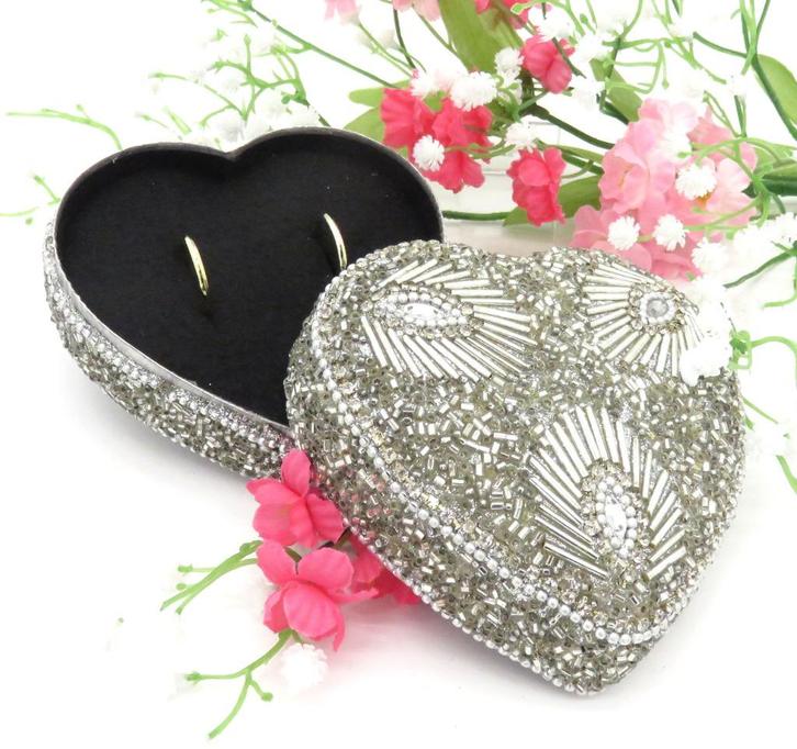 Luxe hart ringdoosje met zilver kralen., Hobby en Vrije tijd, Feestartikelen, Nieuw, Feestartikel, Geboorte of Huwelijk, Ophalen of Verzenden