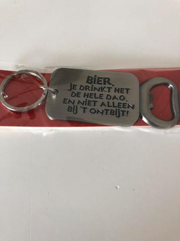 Stalen sleutelhanger met flesopener en leuke spreuk! beschikbaar voor biedingen