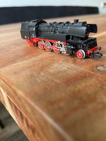 Mooie zwarte locomotief beschikbaar voor biedingen