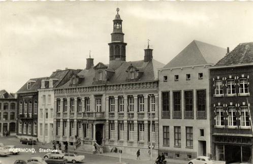 Roermond, Stadhuis - auto VW-kever - 1963 gelopen, Verzamelen, Ansichtkaarten | Nederland, Gelopen, Limburg, 1960 tot 1980, Ophalen of Verzenden