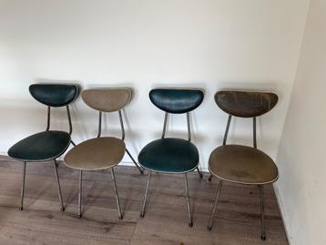 Bijzondere vintage stoeltjes (4) beschikbaar voor biedingen