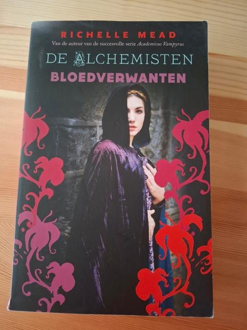 Richelle Mead - Bloedverwanten, Boeken, Kinderboeken | Jeugd | 13 jaar en ouder, Zo goed als nieuw, Ophalen of Verzenden