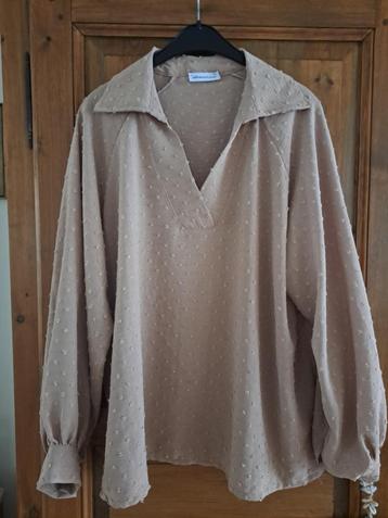 Prachtige camelblouse met bolletjes (44/46/XXL) beschikbaar voor biedingen