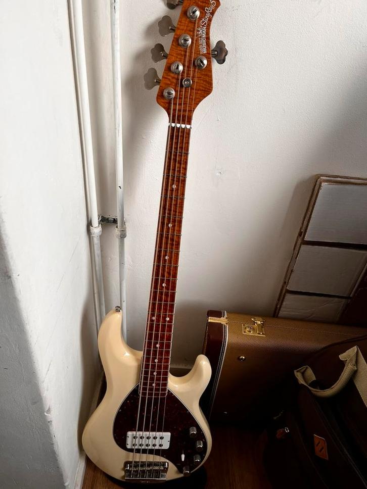 MusicMan Stingray 5 30th Anniversary, Muziek en Instrumenten, Snaarinstrumenten | Gitaren | Bas, Zo goed als nieuw, Ophalen