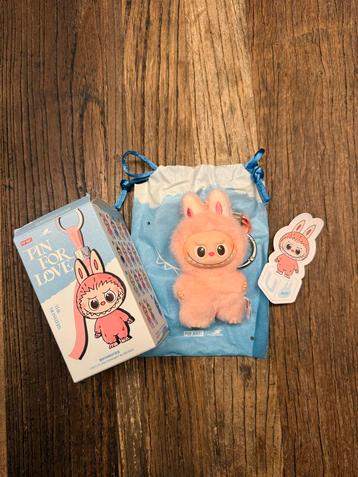 Labubu Pin voor Love Series Letter U roze rose popmart nieuw beschikbaar voor biedingen