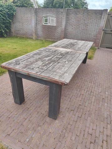 tuintafel met steenschotten als blad beschikbaar voor biedingen