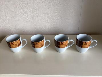 4 mokken met afbeelding van koffiebonen en tekst koffie
