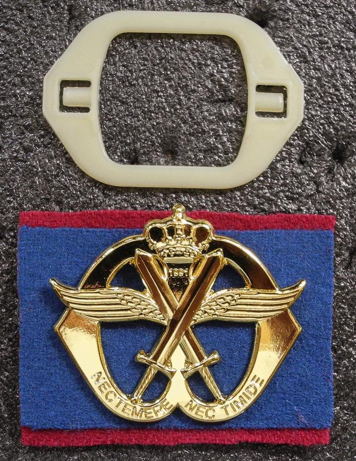 Baretembleem Luchtmobiele Brigade, Verzamelen, Militaria | Algemeen, Landmacht, Embleem of Badge, Nederland, Verzenden