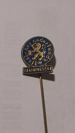 Oude Nederlandse Trainingspak Speld, Ophalen of Verzenden, Gebruikt, Sport, Speldje of Pin