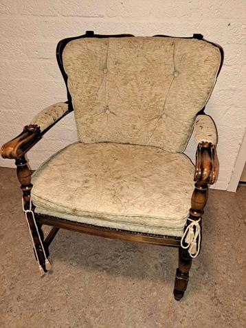 Antieke fauteuil met houten frame beschikbaar voor biedingen