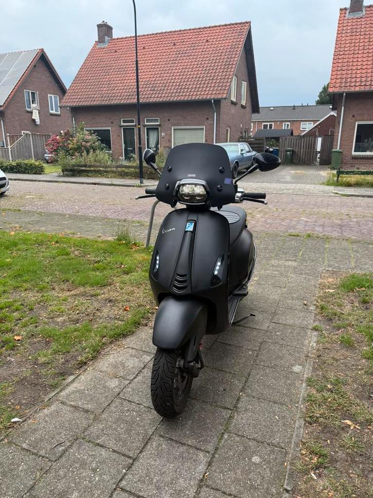Te koop vespa sprint snotscooter mat zwart 2020, Fietsen en Brommers, Snorfietsen en Snorscooters, Zo goed als nieuw, Vespa, Benzine