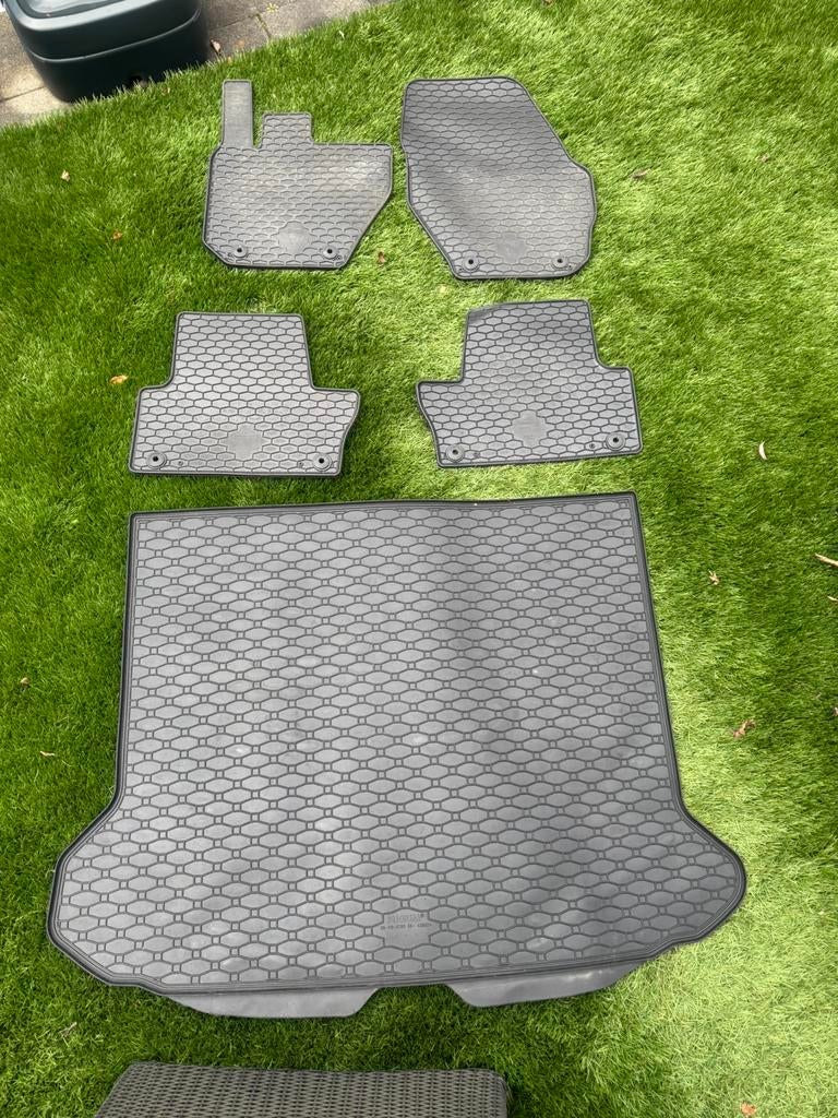 Complete rubber mattenset volvo xc60 bouwjaar 08-16, Ophalen, Zo goed als nieuw