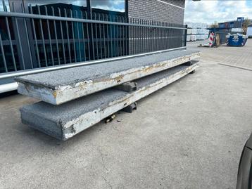 Betonnen geïsoleerde keerwanden beschikbaar voor biedingen