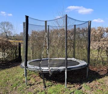 Trampoline XL met veiligheidsnet en grondverankering beschikbaar voor biedingen