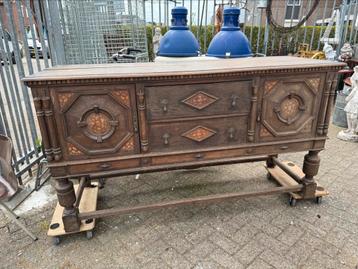 Antiek houten dressoir beschikbaar voor biedingen