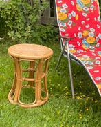 Vintage rotan bamboe bijzettafel of kruk binnen of buiten., Ophalen of Verzenden, Zo goed als nieuw, Rotan
