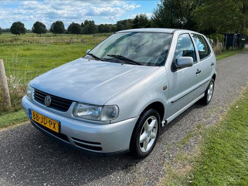 Volkswagen Polo 1.6 55KW AUT 1997 Grijs, Auto's, Volkswagen, Bedrijf, Te koop, Polo, Elektrische ramen, Radio, Benzine, Hatchback