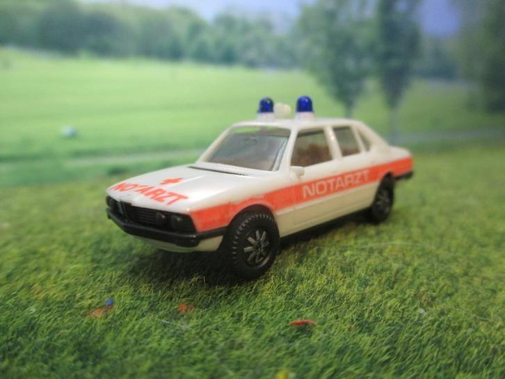 BMW E12 5-Serie 525 i - Notarzt Ambulance #1 met groot kruis, Hobby en Vrije tijd, Modelauto's | 1:87, Zo goed als nieuw, Ophalen of Verzenden